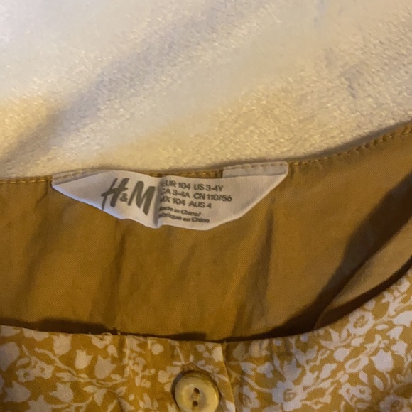 Adorable H&M toddler girl romper. - Picture 5 of 6